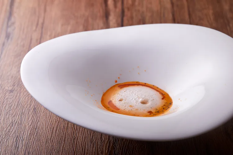 「龍蝦濃湯佐白巧克力泡泡」喝得到整隻龍蝦的精華完整濃縮出的鮮美湯頭，上頭的白巧克力泡泡更添了甜香與圓潤。業者提供