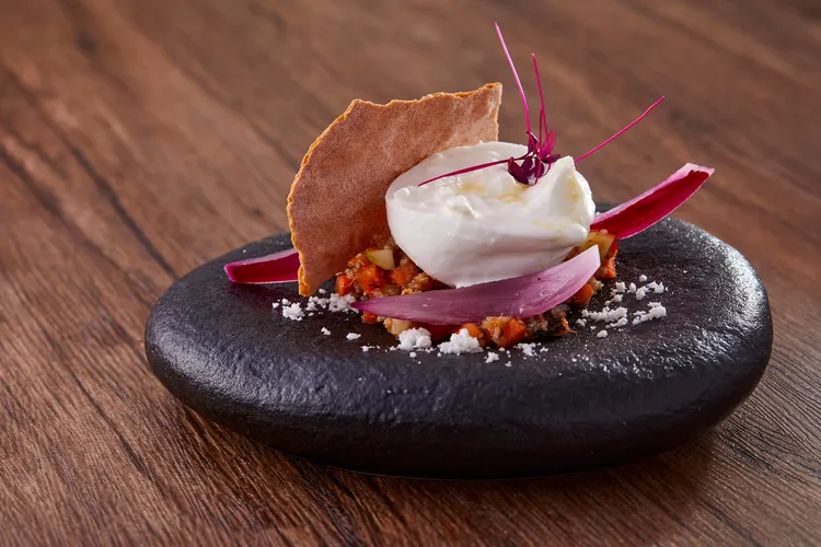 「羅馬風味蔬菜沙拉搭配慢慢弄布拉塔起司」有著布拉塔起司與醃漬過的蔬菜丁，風味怡然爽口。業者提供