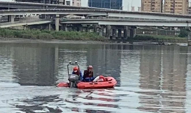 警消在河道上來回找尋。翻攝畫面