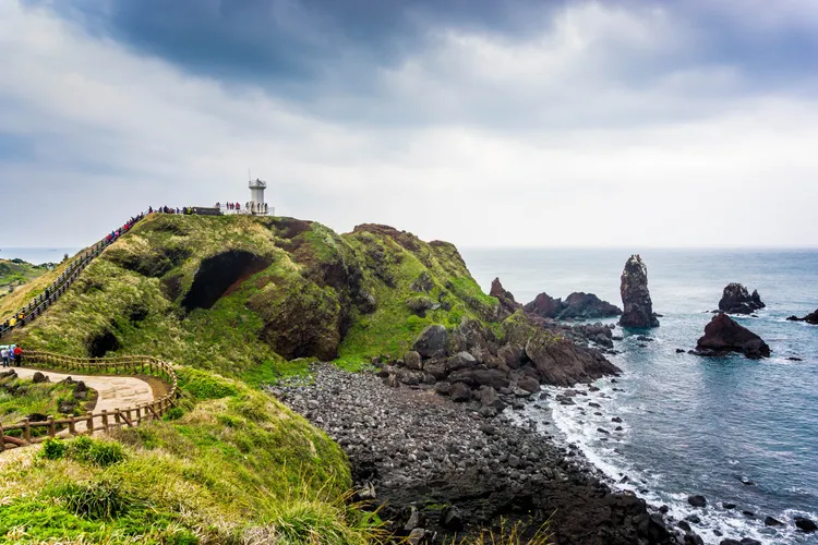 韓國濟州「涉池岬」周圍還有著名的燈塔。五福旅遊提供