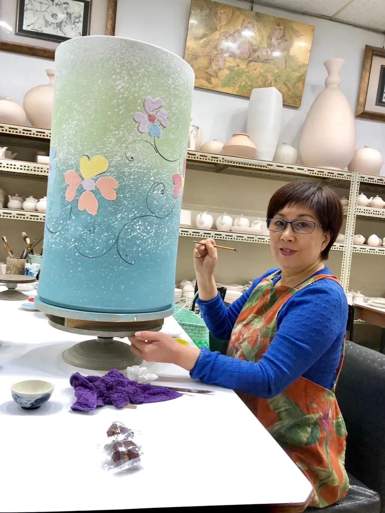 林媽媽手繪陶瓷停不下來。Jimmy工作室提供