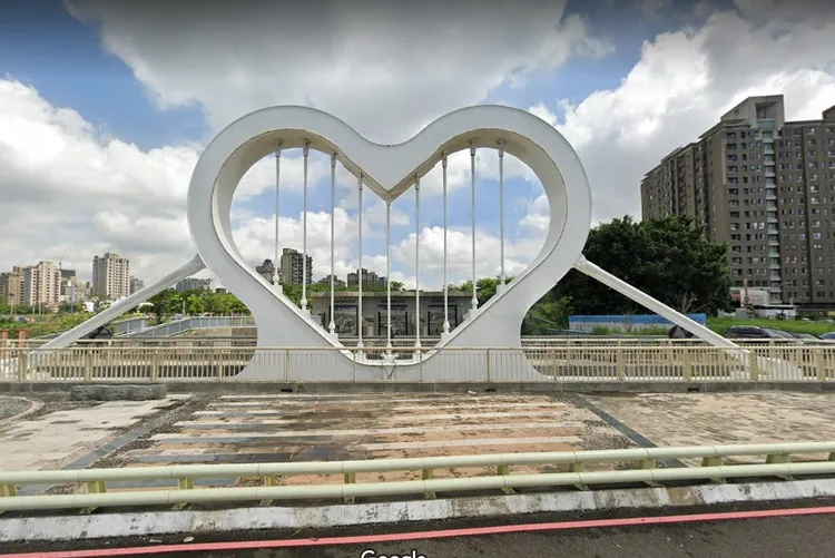 小如男友約阿華到台中市南區愛心橋談判，驚動警方到場，才讓阿華強拍性愛片犯行曝光。翻攝Google街景