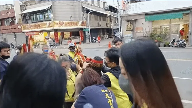 網友們看到這一幕都怒了。翻攝爆料公社