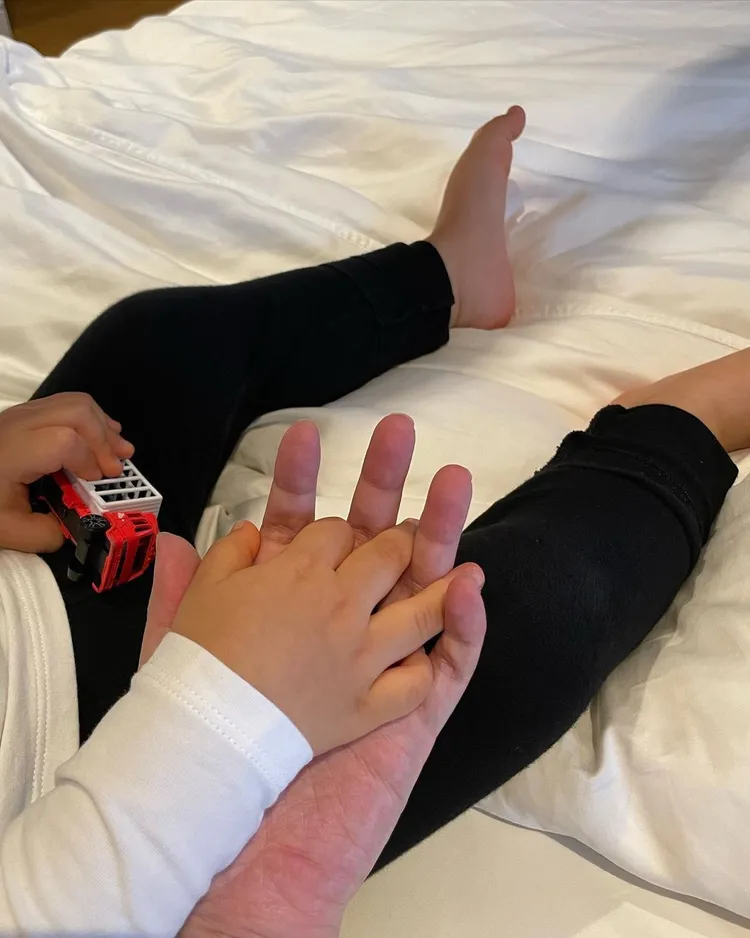 廖曉喬和兒子Tristan大手牽小手，畫面相當幸福。翻攝bridgette_xoxo IG