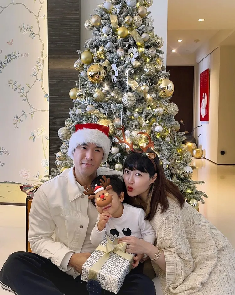 廖曉喬（右）一家3口幸福過聖誕。翻攝bridgette_xoxo IG