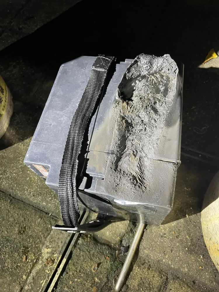 不明原因起火燃燒的鋰電池。新北市消防局提供