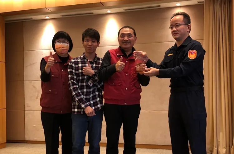 社會局長張錦麗及婦幼隊長林子翔將獎項獻給市長侯友宜。警方提供