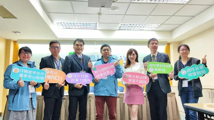 與會人員由右至左:智光商工何怡君組長、穀保家商嚴英哲校長、1111發言人黃若薇、教育局方祥州股長、淡水商工于賢華校長、彩登造型劉芳昇部長、教育局劉澐雲科員。業者提供