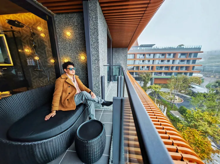 住客在客房陽台，可欣賞阿里山山腰巃頭一帶景致。田欣雲攝