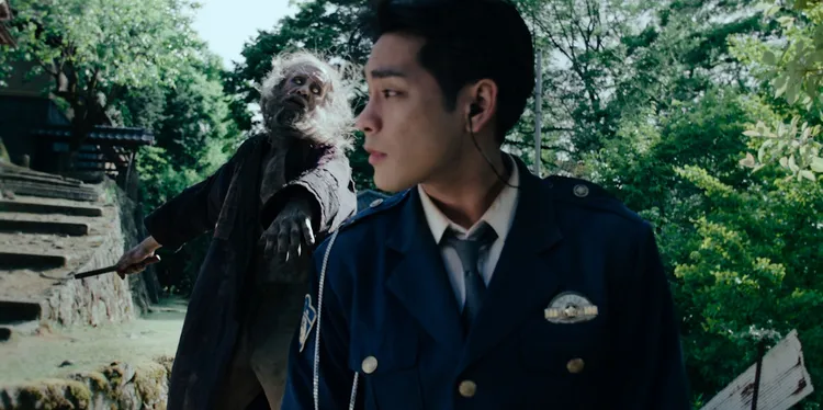 柳樂優彌飾演到深山「供花村」的新到職員警，發現村中有不可告人的駭人祕密。Disney+提供