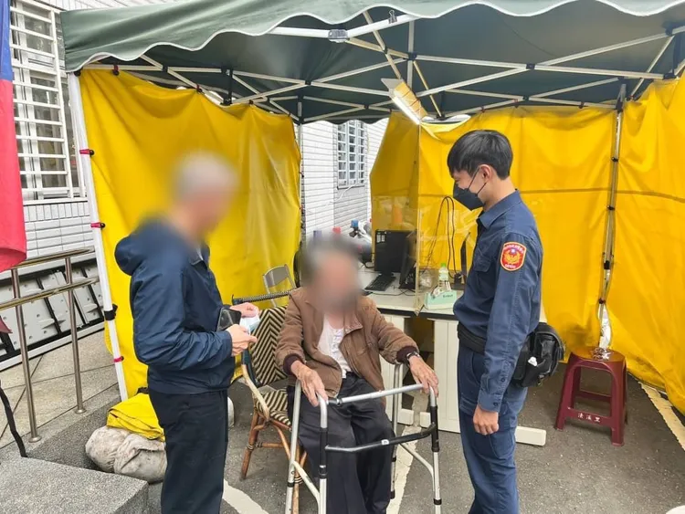 警員聯繫老翁兒子前來接回。警方提供