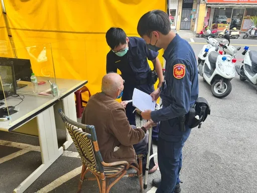 老翁搭小黃卻無法指引方向　司機載往派出所求助