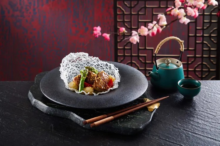 自家煉出獨特黑椒油，加上蒜蓉、蘆筍、龍眼肉等襯托，和牛吃起來多汁鮮香。業者提供