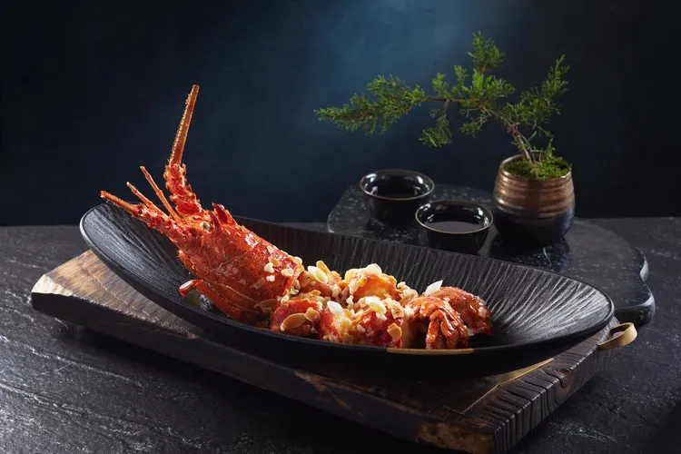 「杏香脆米焗珍珠龍蝦」強調火候，剛上桌時是恰到好處的熟度，佐覆湯汁，甘美鮮甜。業者提供