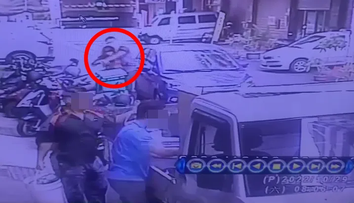 白牌車司機抱住正妹。被害人提供