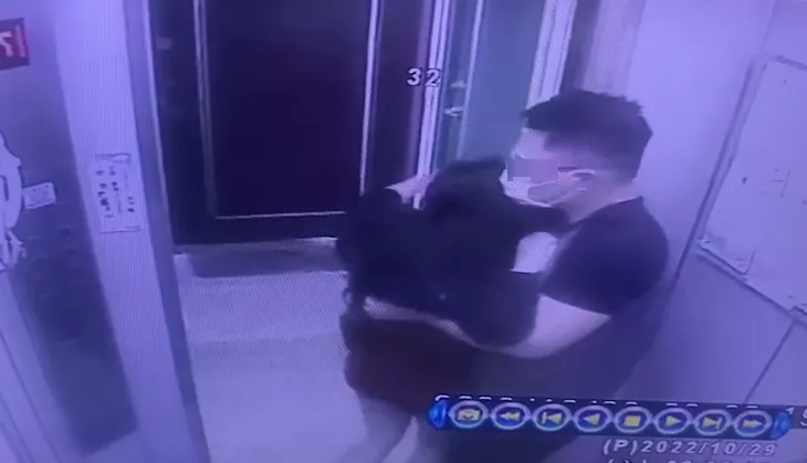 司機把正妹架出電梯。被害人提供