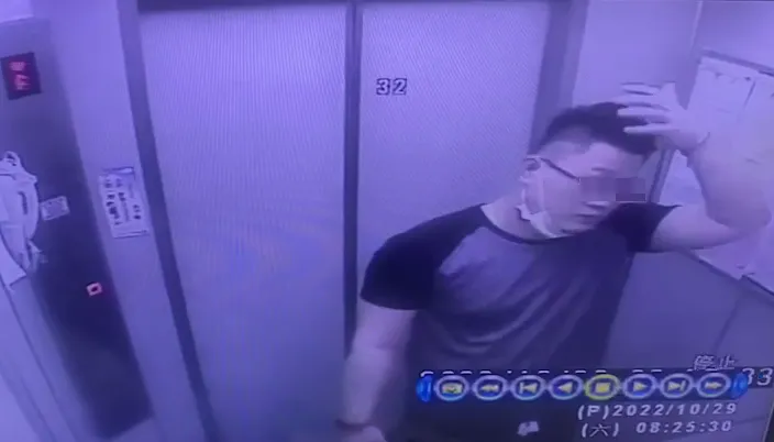 狼司機離開正妹的閨房後得意撥頭髮。投訴人提供