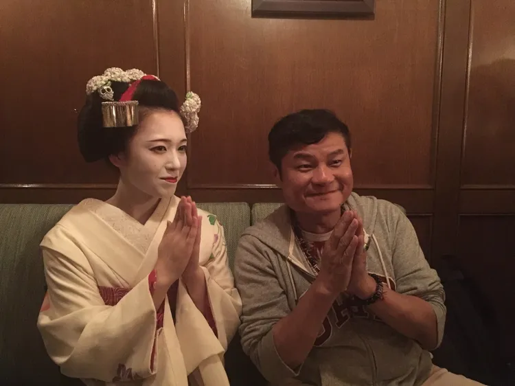 許效舜（右）與京都的藝伎。JOEY提供