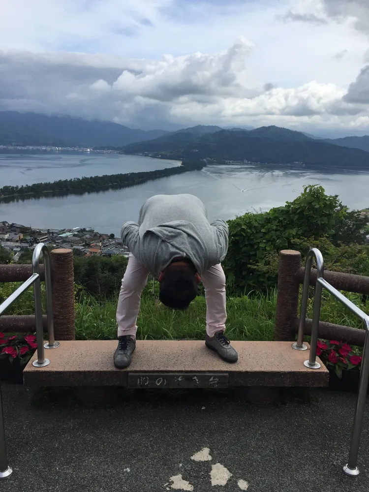 許效舜在天橋立彎腰倒著看美景。JOEY提供