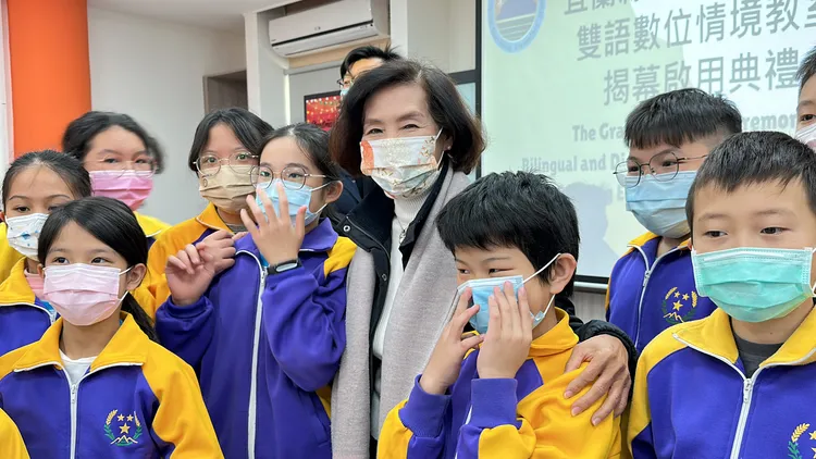 學童與縣長媽媽林姿妙開心擁抱。林泊志攝