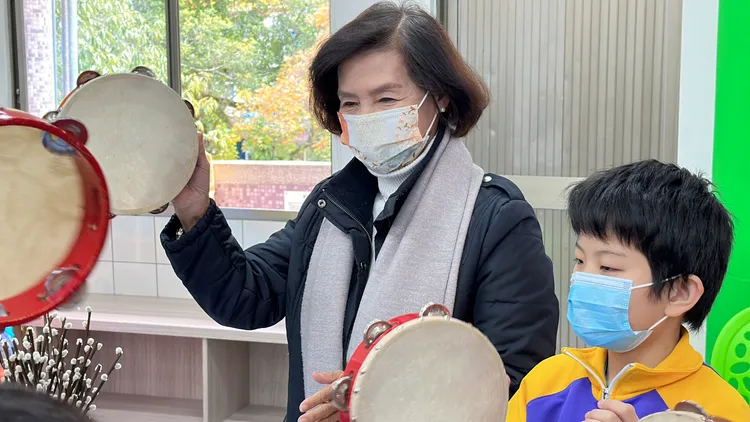 宜蘭縣長林姿妙參與學童上課，與學童做近距離互動。林泊志攝