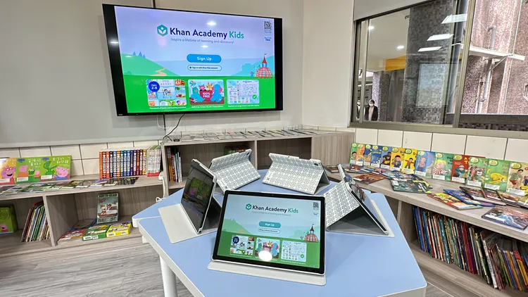 三星國小把原有的音樂教室改善建置為雙語數位學習情境教室，以英語與藝術課程教學主題結合，在教室內設置互動式數位教學區及自主閱讀區。林泊志攝