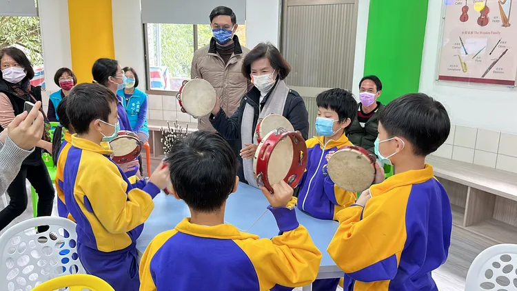 宜蘭縣長林姿妙參與學童上課，與學童做近距離互動。林泊志攝