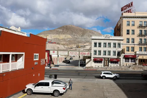 注意看!這個女人太狠了 被劫車「她怒奪搶匪槍」開槍打死他