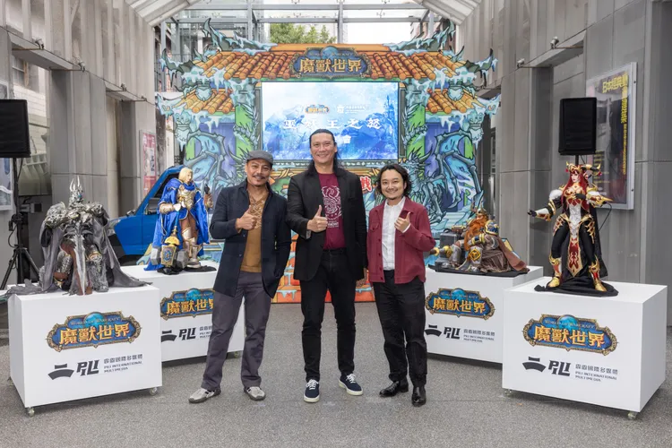霹靂國際多媒體總經理黃亮勛（右起）、動視暴雪國際商業策略暨發展負責人陳博一、《巫妖王之怒》造型指導樊仕清出席首映。暴雪娛樂提供