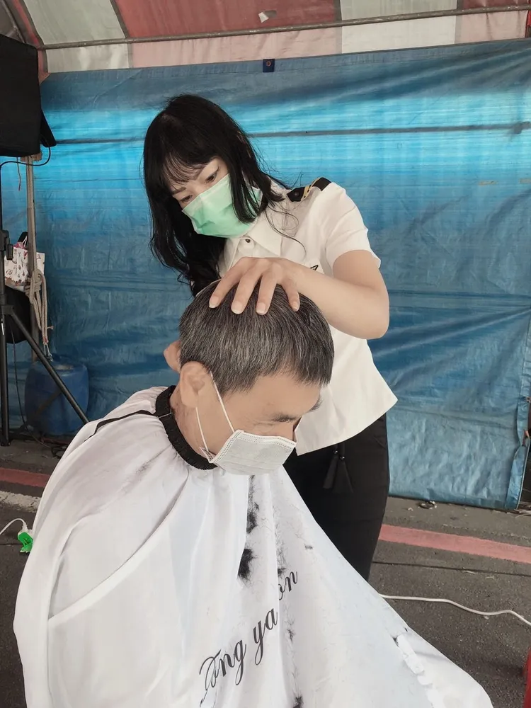 陳美麗參加美容美髮職訓2個月後，就開始協助老師義剪做公益。縣府提供