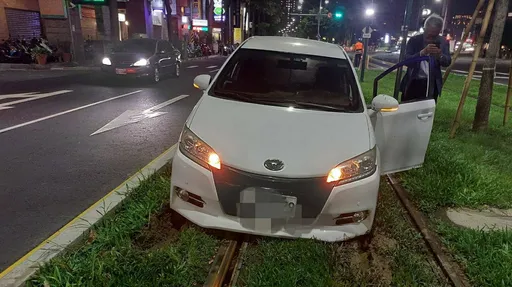 轎車不熟路況誤闖高雄輕軌 卡半小時終脫困