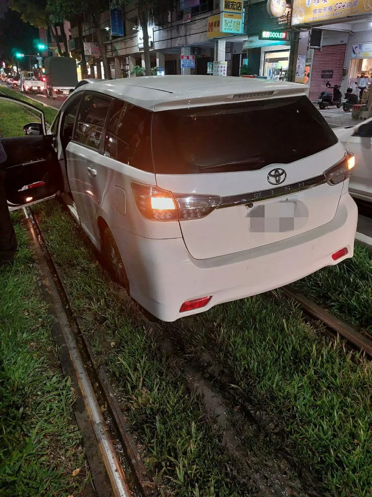 轎車經半小時的救援，才將事故排除。讀者提供