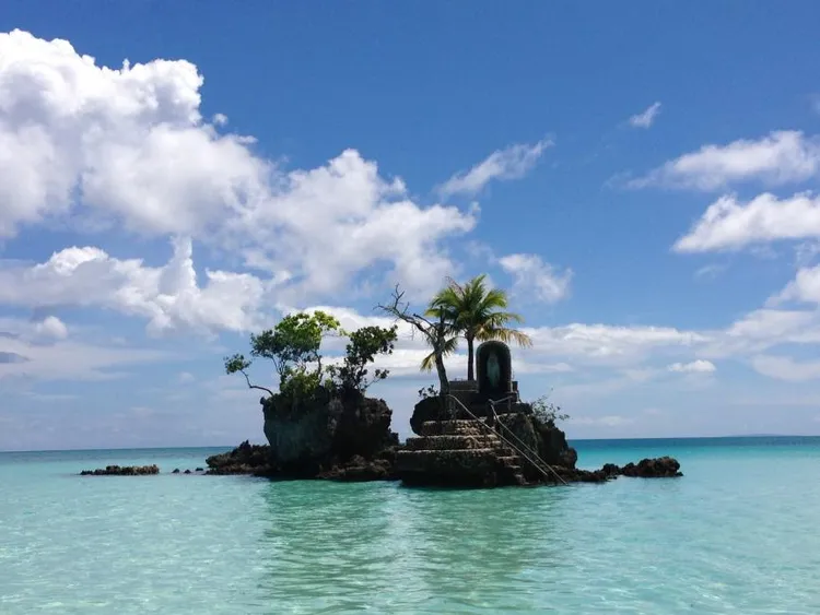 菲律賓長灘島推出來回機票，加贈卡利博機場至長灘島飯店來回接送，售價8888元起。KKday提供
