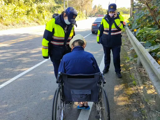 老翁思親安養院獨自外出　寒風中獨坐路旁！桃園警協助送回
