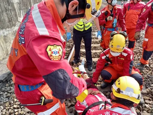 37歲女讓火車輾斷腳被訴公共危險 法官搬出高中物理公式判無罪