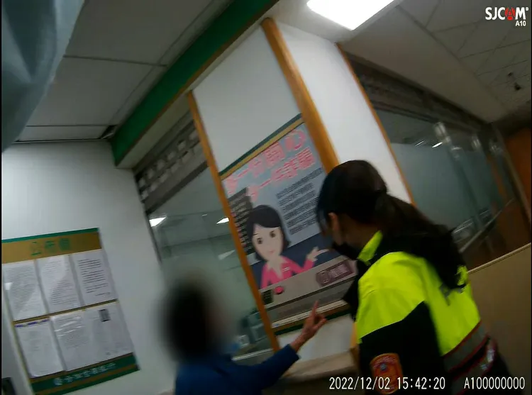 徐婦到銀行表示，因被告知涉及洗錢案，將戶頭存款領出。警方提供