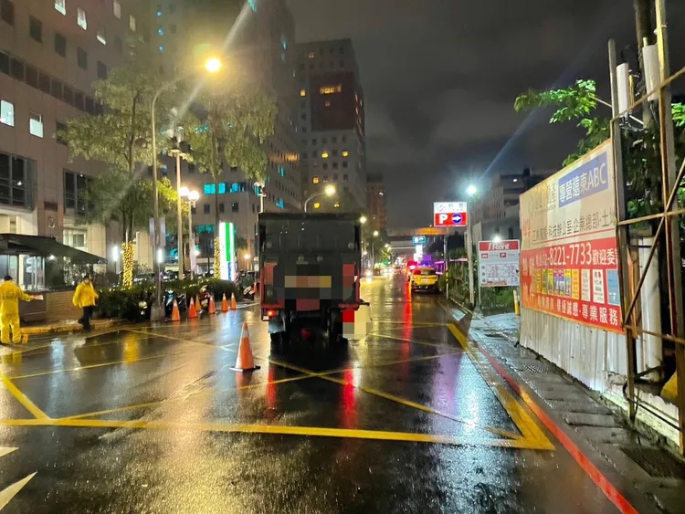 警方將開小貨車的趙男帶回詢問，趙男供稱，因車內外氣溫落差，導致前擋風玻璃起霧，當時沒看到在路中指揮的夏男，才會不慎撞上。民眾提供