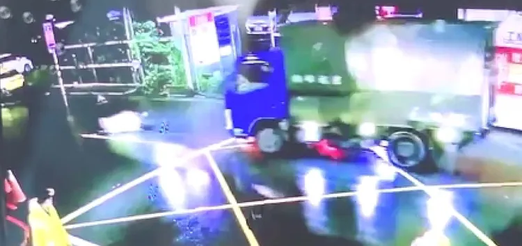 夏男遭撞後，飛出將近5公尺後倒地。民眾提供