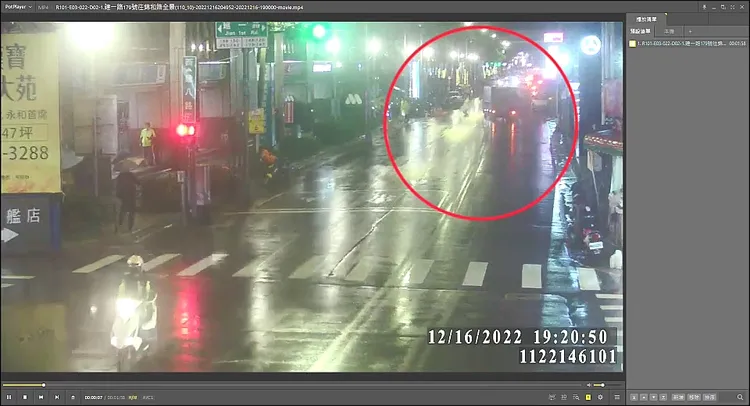 小貨車司機發現撞到人後，立即停止也來不及。民眾提供