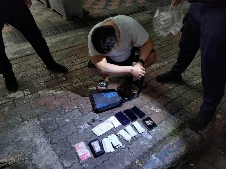 警方查獲吳男持有毒品咖啡包47包、海洛因3包、K他命1包，還有毒品吸食器、玻璃球、電子磅秤等證物。讀者提供