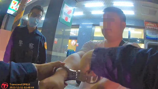 開車講電話被攔 龜速男通緝身分曝光「下一秒淡定做這事」