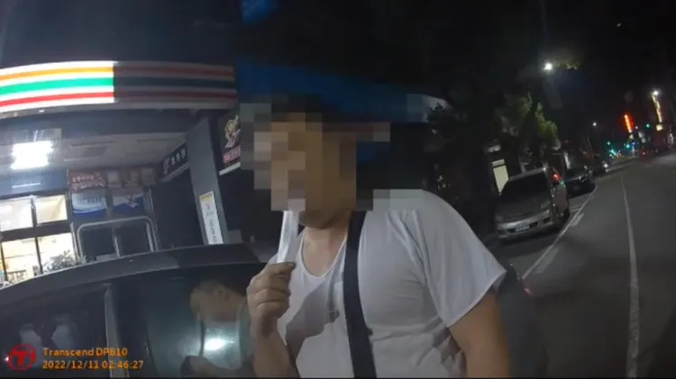 吳姓男子見警方識破他的通緝身分，仍繼續淡定吃冰。讀者提供