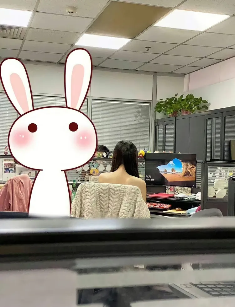 女同事上班穿著引起熱議。翻攝自爆廢公社公開版