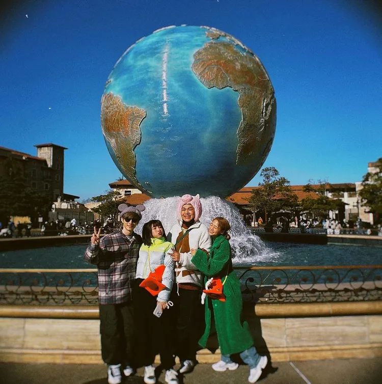 阿本（左起）、峮峮、關韶文與鬼鬼一起遊玩日本迪士尼樂園。翻攝gemma_811 IG