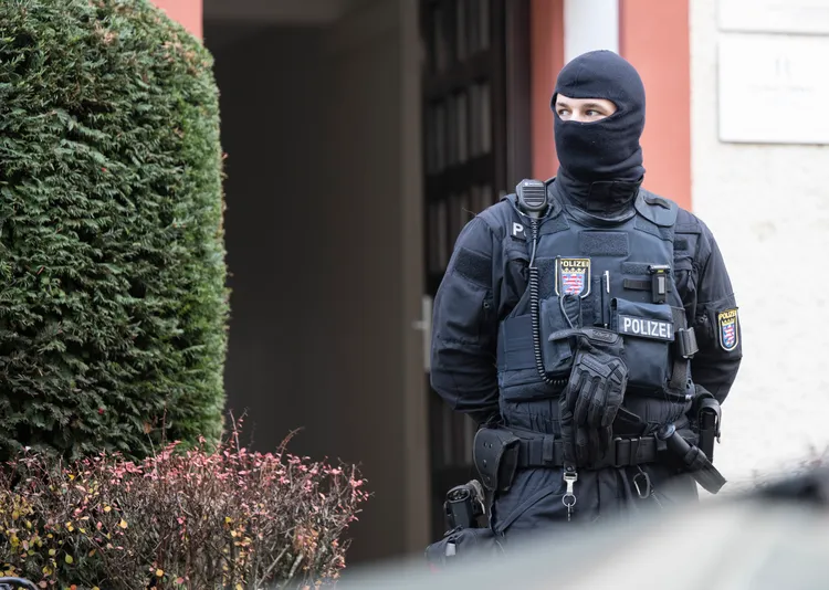 法蘭克福警方在一處搜索地點警戒。美聯社
