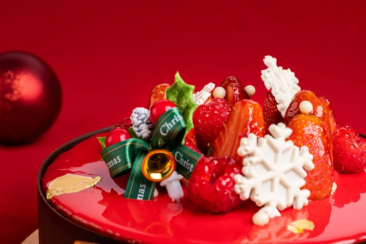 同樣在「御盟國際驛館」內的《SS Pâtisserie夏・精品甜點》，由Chef Laurent研發製作法式甜點，結合草莓季節推出的八吋聖誕系列蛋糕也推出。業者提供