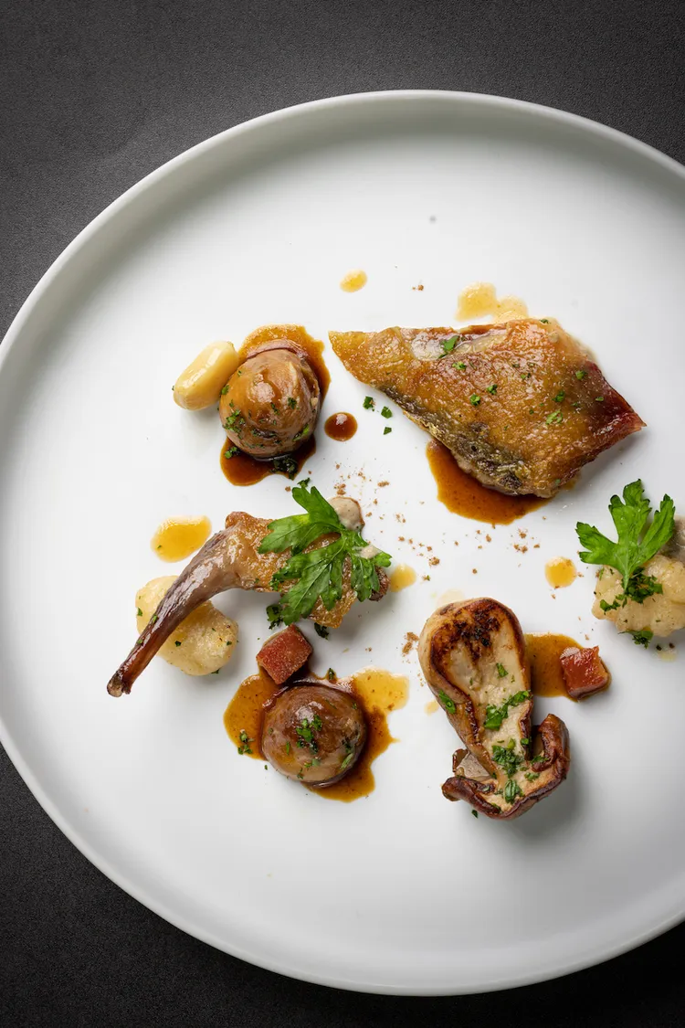 《董事長私房｜殿堂級隱藏版套餐》即日起接受預約，菜色包含「屏東乳鴿 栗子 牛肝蕈 培根醬汁」。業者提供