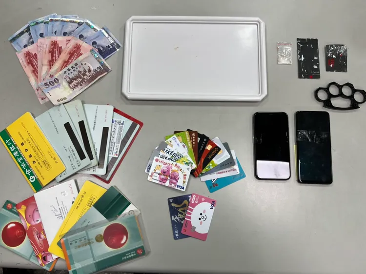 現場查扣毒品及金融卡等物。龜山警分局提供
