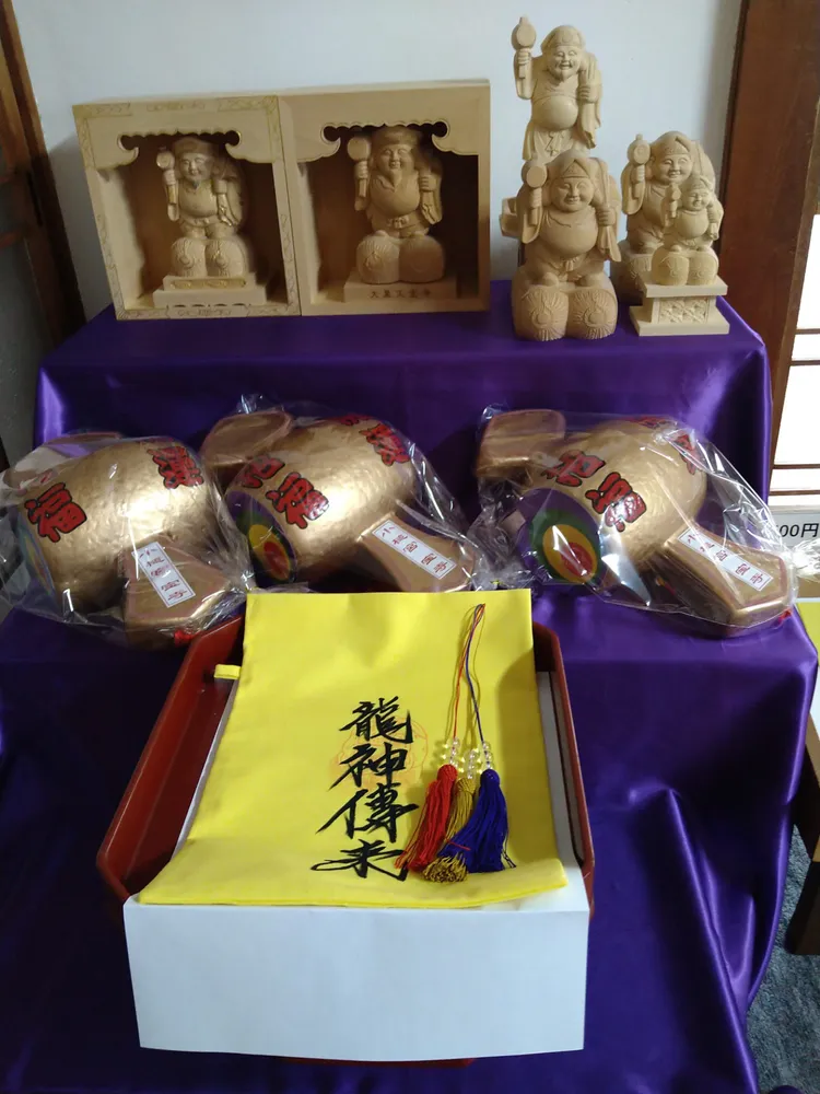 寶積寺相傳供奉著龍神在夢中授予聖武天皇的「打出」（鏟子）和「小槌」（槌子）。京都府觀光聯盟提供