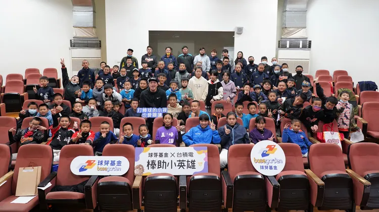 宋家豪與球芽基金服務學校小球員合照。  球芽基金提供